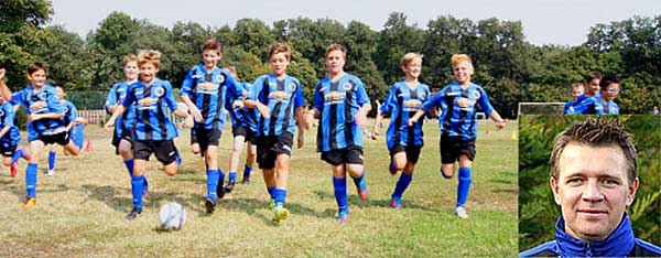 Bánfi met een aantal van de jonge spelertjes van de Buda Juniors International Football Club.