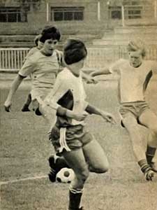 Bárfy Ágnes met de bal aan de voet (seizoen 1979-78).
