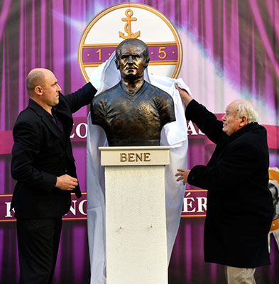 Inhuldiging van een borstbeeld van Bene in het Szuzsa Ferenc Stadion.
