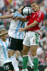 Bodnár in duel met Maximiliano Rodriguez tijdens een wedstrijd van Hongarije tegen Argentinië.