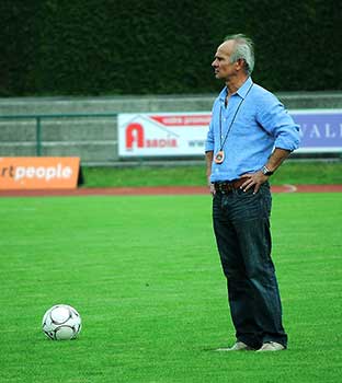 Trainer Bolonyi Béla overschouwt de toestand.