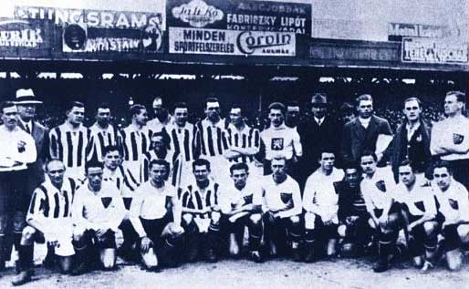 De elftallen van Hongarije en Tsjecho-Slowakije bij de onderlinge wedstrijd op 9 oktober 1927