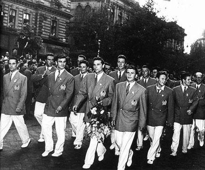 De helden van Helsinki paraderen in de straten van Budapest.