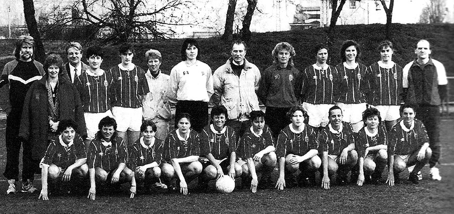 Bundzsák Dezsõ (rechtstaand midden) als coach van het Hongaars nationaal vrouwenteam. 