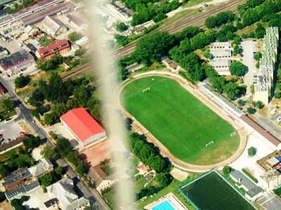 Het Buzánszky Jenõ Labdarúgó Stadion in Dorog. 