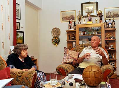 Jenõ met zijn echtgenote Lenke samen thuis. 