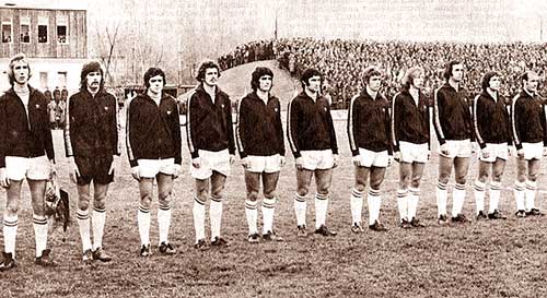 Csapo Károly (staand 3de van links) in zijn eerste wedstrijd voor Hongarije tegen Zwitserlan in 1974.