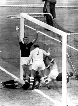 Een van de doelpunten van Csernai Tibor op het Olympisch toernooi van Tokio in 1964.