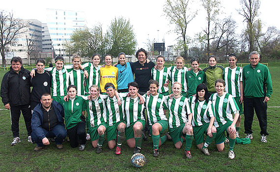 Met het team van Ferencvárosi TC in april 2010, (geknield, 3de van links) Csiszár Henrietta.