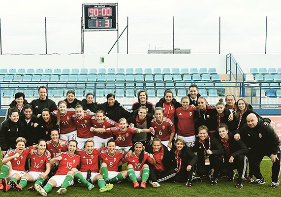 Een vierende nationale ploeg van Hongarije april 2018, met (nr 3 in het midden) Csiszár Henrietta. 