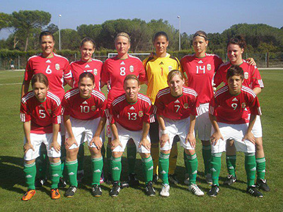 Met het nationale jeugdteam van Hongarije in september 2011 (vooraan 2de van rechts) Csiszár Henrietta.