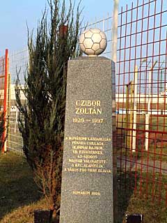 Dit gedenkteken werd opgericht ter ere van Czibor Zoltán, in Komáron
