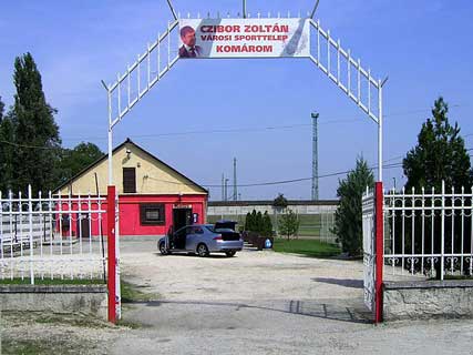 Het plaatselijk voetbalstadion van Komáron werd naar Czibor genoemd