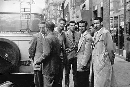 Een aantal spelers van het Golden Team in Wenen in 1955. 