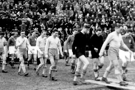 Bij een wedstrijd Pécsi Dózsa–Honvéd in maart 1955 (2:0) loopt Danka naast Puskás Ferenc het terrein op.