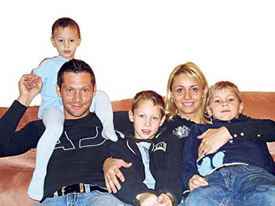 Dárdai rustig met echtgenote Monika en zijn drie zoontjes Bence, Pál en Márton ...
