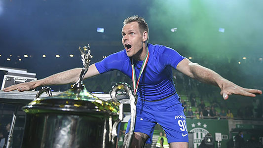 Dibusz vierend met een van zijn talrijke gewonnen trofeeën, ditmaal een Hongaars Kampioensschap.