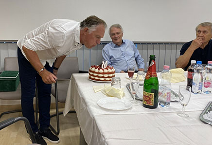 László blaast verjaardagkaarsjes uit: 60 jaar op 4 juni2022.