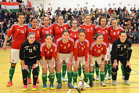Dombai-Nagy Anett (staand tweede van rechts) met het nationaal vrouwentea van Hongarije Futsal in februari 2013.