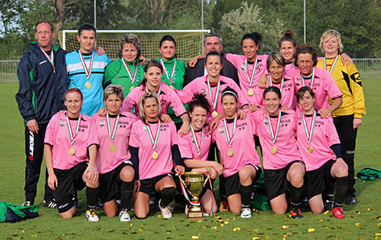 Dombai-Nagy Anett (staand middenrij uiterst rechts) met Astra Hungary FC, Bekerwinnaar 2012.