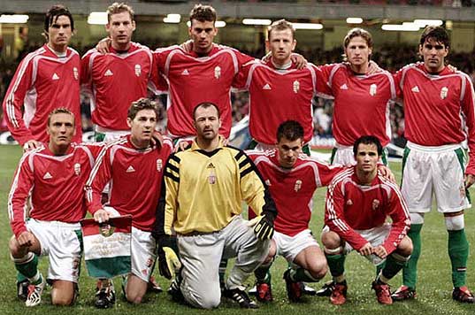 De Hongaarse nationale ploeg voor de wedstrijd in en tegen Wales op 9-2-2005 (2-0).