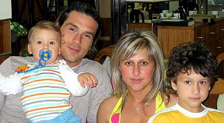 Dragóner Attila met zijn familie in 2005 in Portugal.