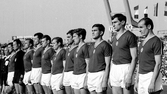 Dunai (2de van rechts) bij zijn eerste cap tegen Tsjecho-Slowakije op 25 mei 1969 (2-0 winst).