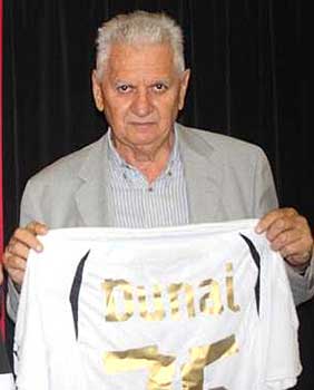 Dunai János door Pécsi MFC gevierd bij zijn 75ste verjaardag in 2012.