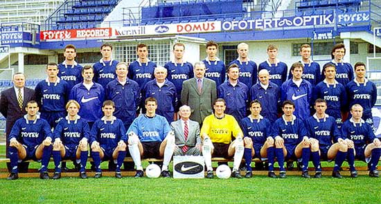 Egressy met het team van MTK Hungária FC Bekerwinnaar in 1998.