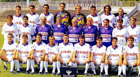 Egressy met het team van Újpesti TE in 1995.