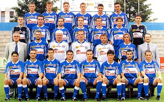 Egressy met het team van Zalaegerszegi TE FC, Kampioen van Hongarije in 2002.
