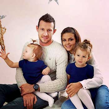 Elek Ákos met zijn echtgenote en dochtertjes.