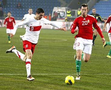 Elek in strijd met Robert Lewandowski tijdens een wedstrijd van Hongarije tegen Polen in 2011.