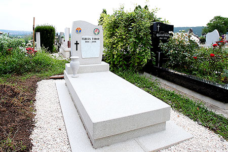 Het in 2016 gerestaureerd graf van Fábián Tibor op de begraafplaats van Törökbálint.