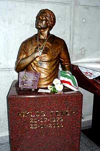 Het standbeeld van Miklós in het stadion van Benfica.