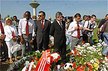 Delegatie van Benfica op bezoek op het kerkhof.