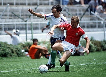 Imre in strijd met Michel Platini op het WK 1986 in Mexico. 