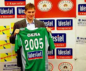 Gera Zoltán stelt zijn trui van Ferencváros voor.