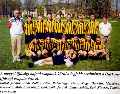 Gera Zoltán (staande 3de van links) met de jeugdploeg van Harkany SE.