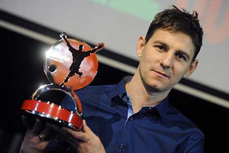 Gera met zijn trofee 'Goal of the Year 2011'.