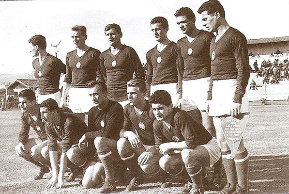 Göröcs János met het Hongaars nationaal team op het WK 1962 in Chili voor de wedstrijd tegen Bulgarije.