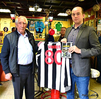 In 2019 kreeg Göröcs János het shirt van Newcastle United voor zijn 80ste verjaardag