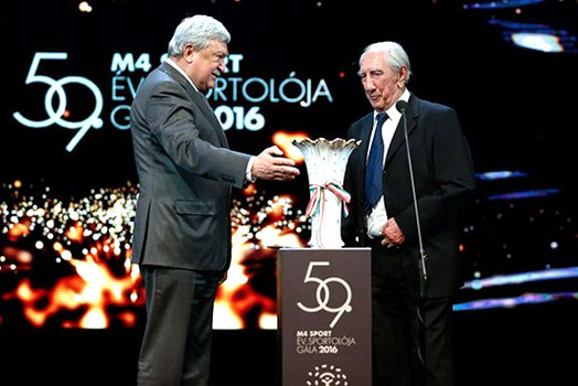 In 2016 ontving Göröcs János Life Award uit handen van de voorzitter van de MLSZ, Csányi Sándor.