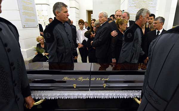 De begrafenisdienst op maandag30 juni 2014.