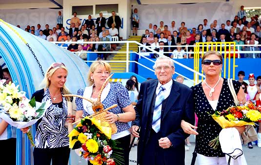 Grosics, met zijn drie dochters,  bij de viering van de naamwijziging van het voetbalstadion van Tatabánya.
