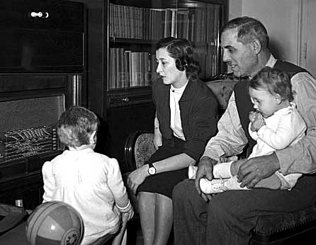 De familie van Grosics Gyula luistert naar de radion op 25-11-1953.