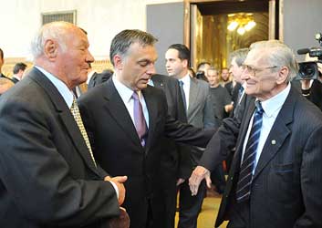 Grosics en Buzánsky met Orbán Viktor.