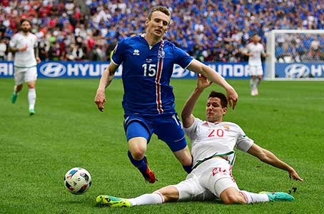 Guzmics Richárd in volle actie tegen IJsland op het EK 2016...