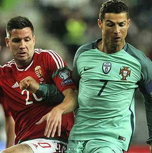 ...en in strijd met Christiano Ronalo tijdens de wedstrijd tegen Portugal op het EK 2016.