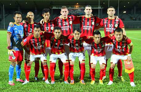 Gyepes met het team van Sarawak FA